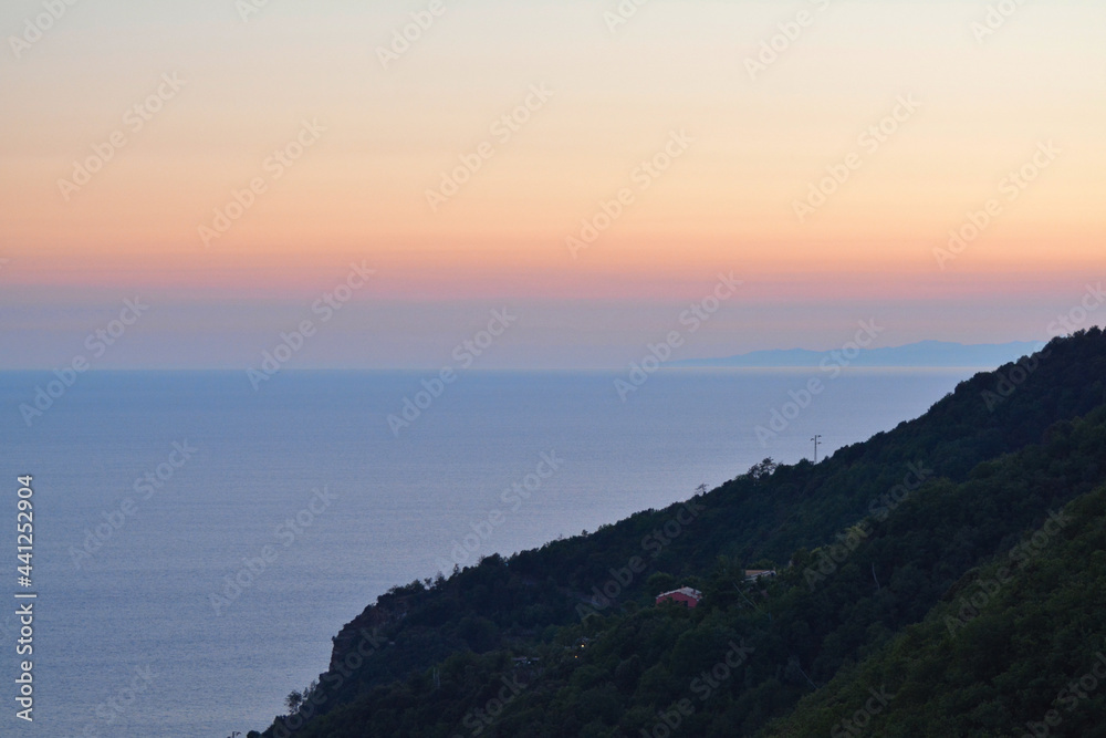 Il Mar Ligure al tramonto da Framura, Italia.