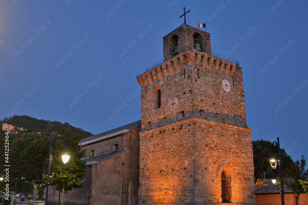 La torre carolingia di Costa a Framura di notte.