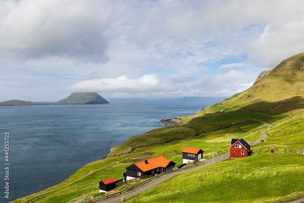 einzelne rote Häuser an der Küste, Faroe Islands