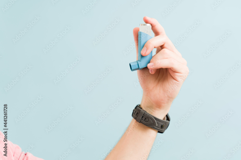 Close up of a man with an asthma inhaler - obrazy, fototapety, plakaty 
