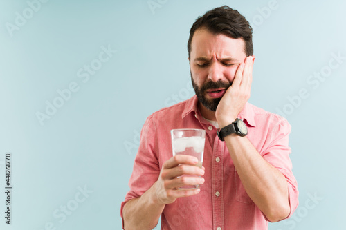 Canvas Print Attractive man with pain in his mouth
