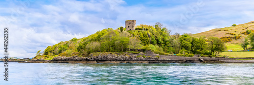 Cuadro en lienzo A panorama view from the Firth of Lorn towards Dunollie Castle at Oban, Scotland