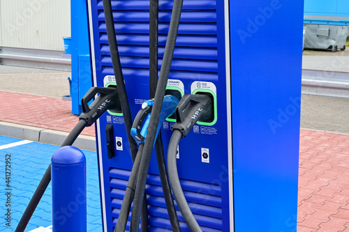 Ladesäule für E-Autos, unterschiedliche Stromleistung, E-Autos laden, Ladestation, verschiedene Ladesysteme für E-Autos, Stromstärke, E-Autos, Ladestation