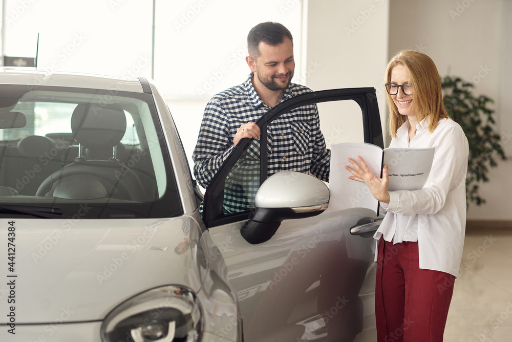 Manager sells a car in a car dealership