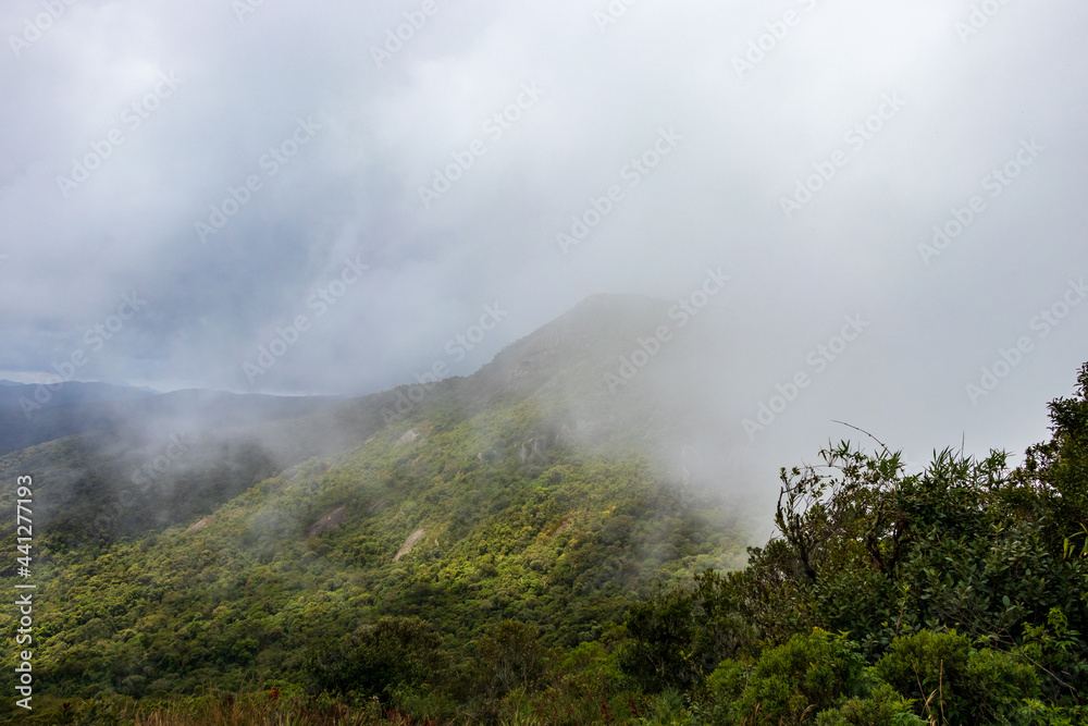 Montanhas com neblina em Monte Verde, Minas Gerais, Brasil.