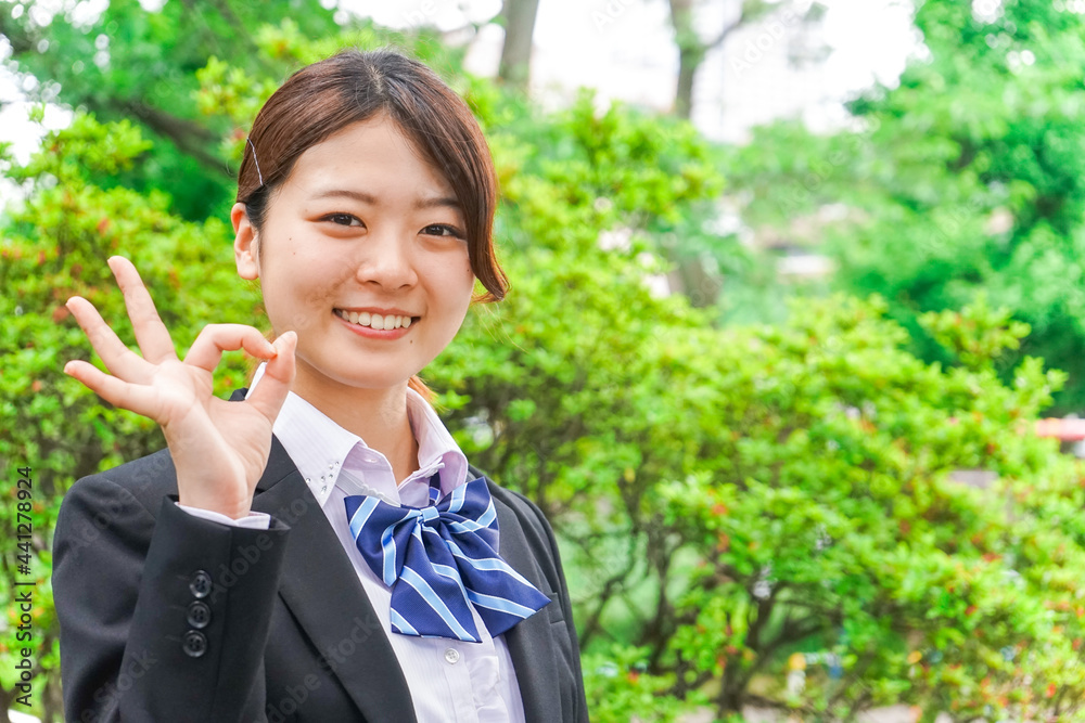 笑顔で手を振る制服姿の学生 笑顔で手を振る制服姿の学生