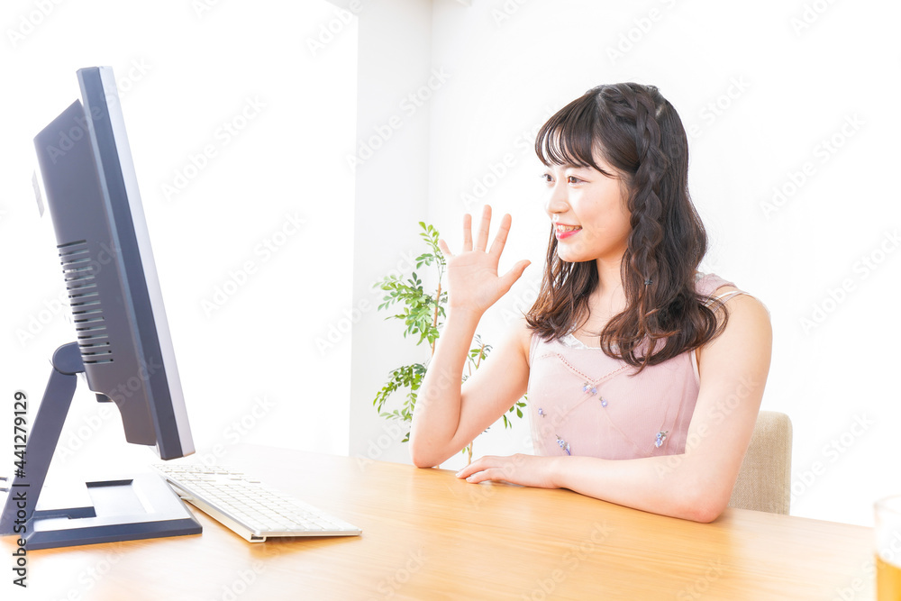 メガフォンで応援をする若い主婦 メガフォンで応援をする若い主婦
