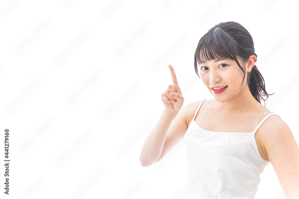 QRコード決済をする若い女性 QRコード決済をする若い女性