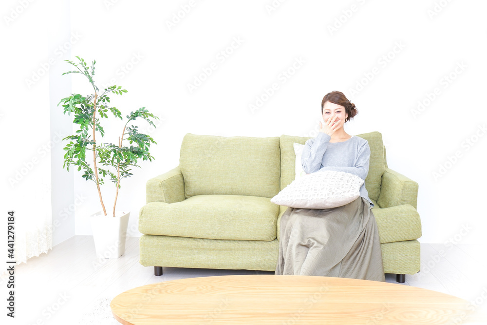家でテレビを見る女性 家でテレビを見る女性