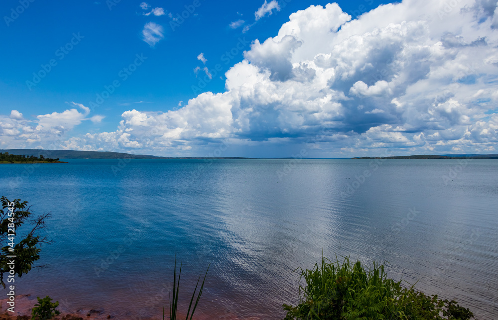 Lago de represa de Três Marias em Minas Gerais, Brasil.