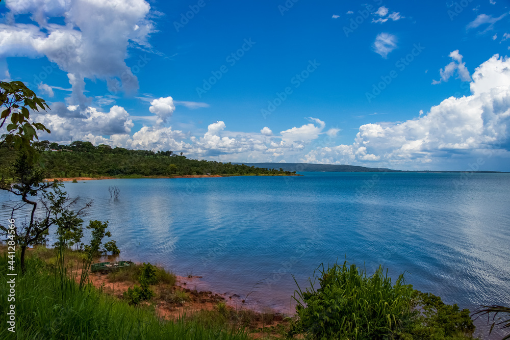 Lago de represa de Três Marias em Minas Gerais, Brasil.