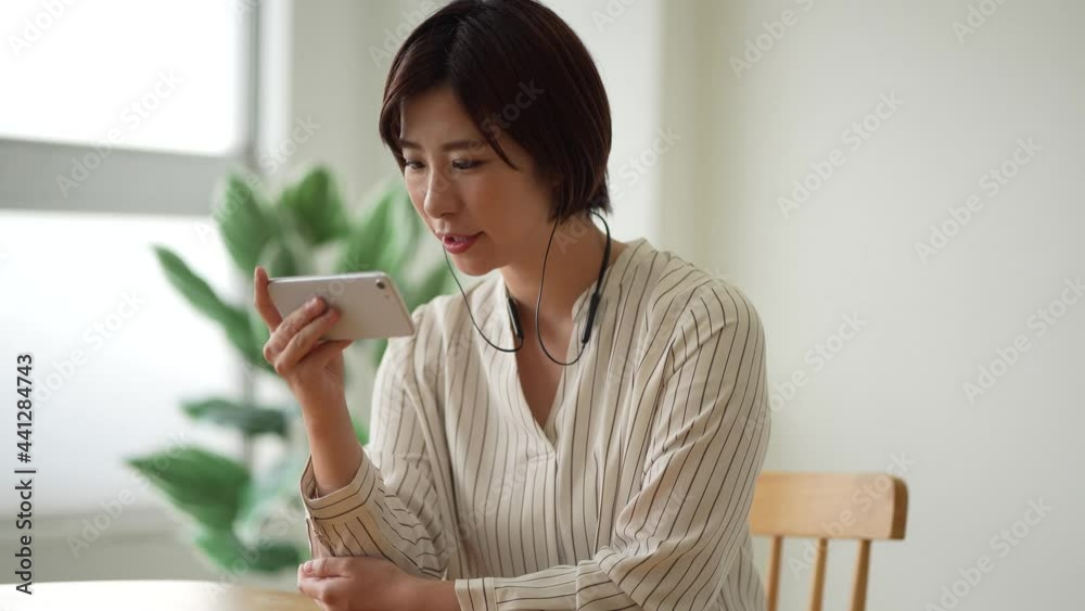 スマートフォンで勉強する女性 スマートフォンで勉強する女性