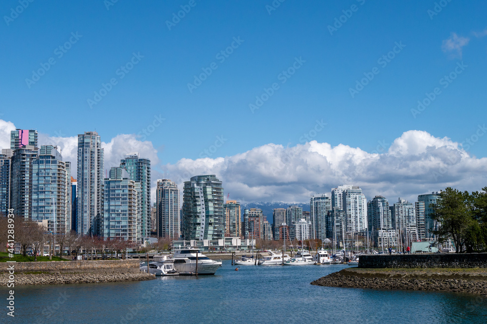 Obraz premium バンクーバーの爽やかな夏の青空と船と対岸のビル