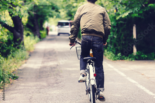 自転車に乗る人