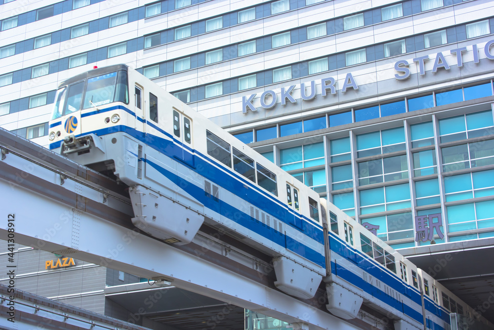 Foto de 小倉駅南口ビル街の景観/モノレール(北九州市) do Stock Adobe Stock