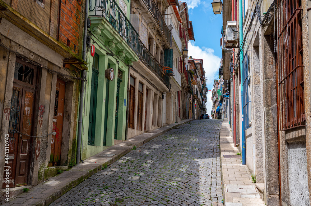 Fototapeta premium Porto, Portugal Altstadt Blick auf die schmale Straße mit bunten traditionellen Häusern