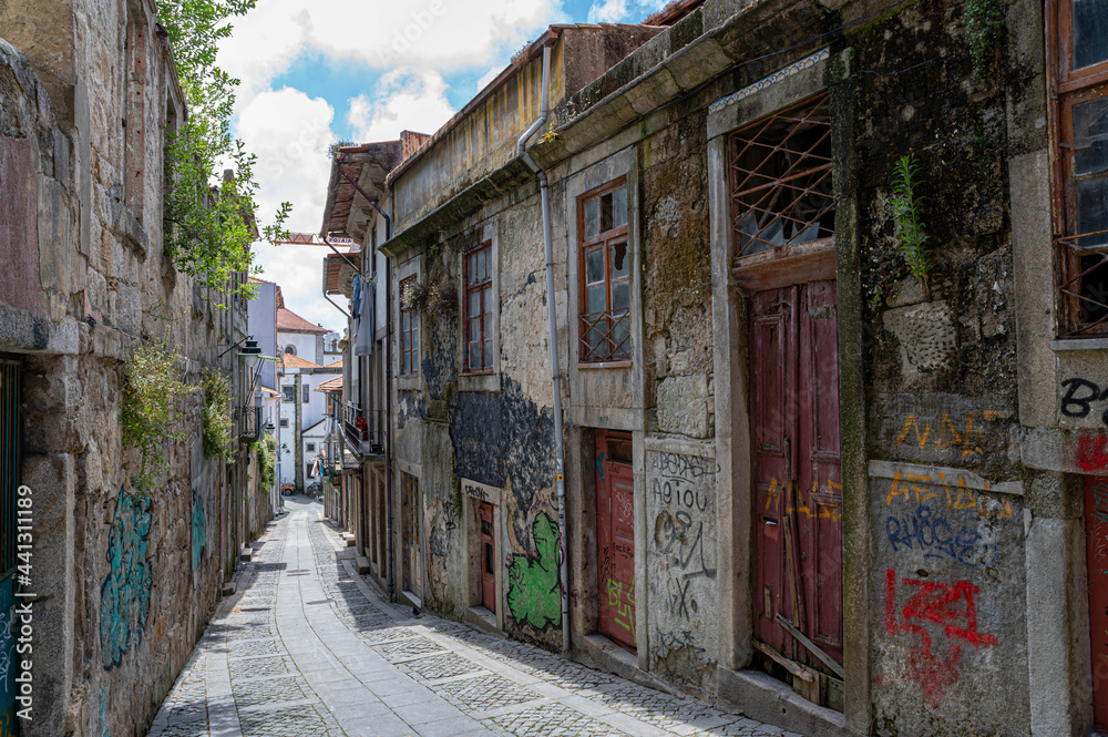 Porto, Portugal Altstadt Blick auf die schmale Straße mit bunten traditionellen Häusern