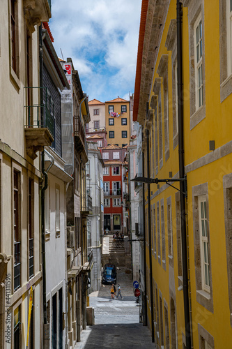 Porto, Portugal Altstadt Blick auf die schmale Straße mit bunten traditionellen Häusern