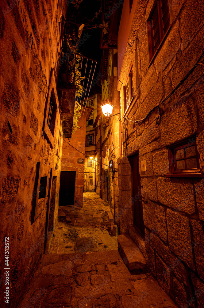 Porto, Portugal Altstadt Blick auf die schmale Straße mit traditionellen Häusern