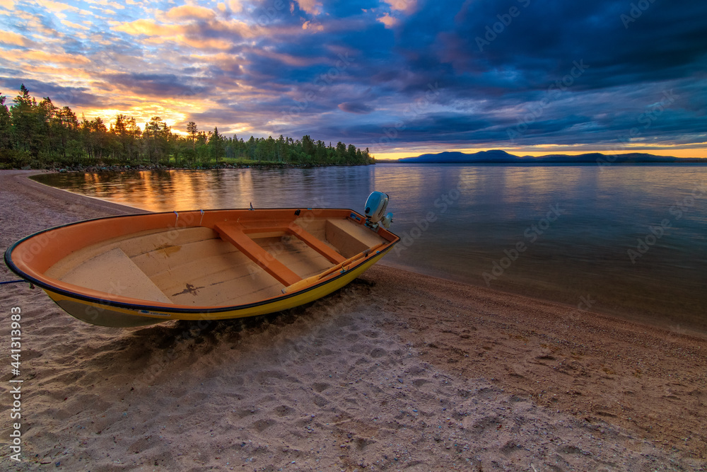 Das orange Boot im Sonnenuntergang