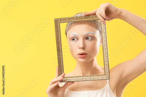 Young woman with white eyeb...