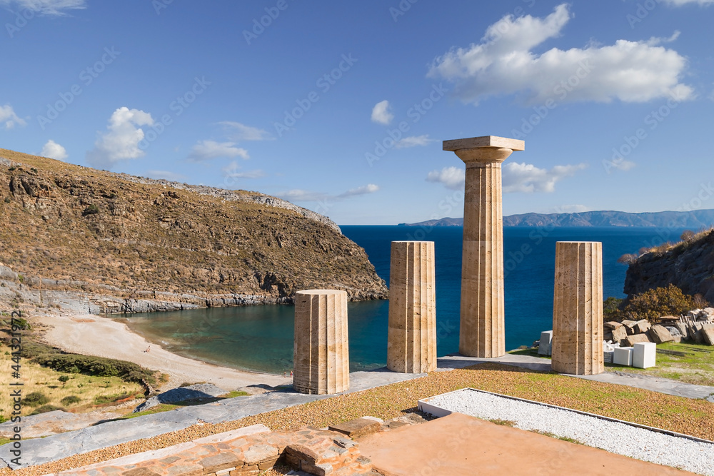 Obraz premium The remains of the ancient city of Karthaia founded in the 12th century BC on the south-eastern coast of the Greek island of Kea in the Cyclades archipelago