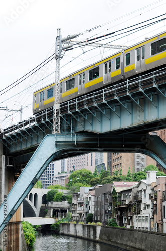 鉄橋を渡る列車 © araho
