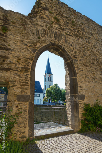 Ruinen des Kastells Boppard mit Blick auf die Christuskirche, Rheinland-Pfalz