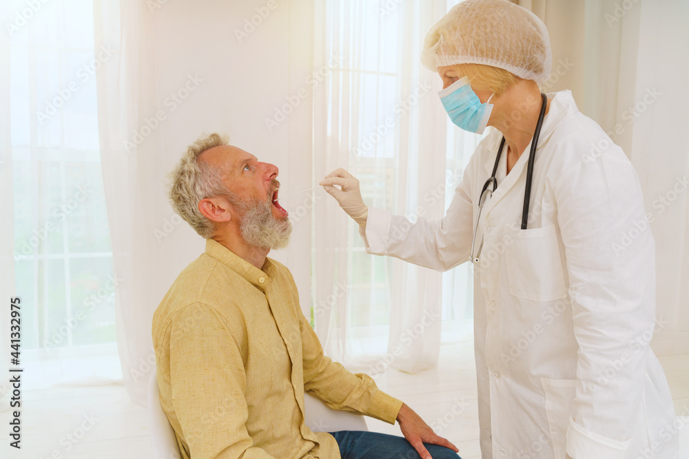 Obraz premium Patient is ready to do a covid-19 test with the doctor