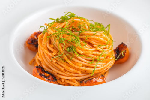 Spaghetti with tomato sauce and charred tomatoes