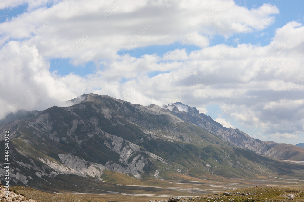Obraz premium Apennines in the Abruzzo region of central Italy with clouds in the sky and the valley below