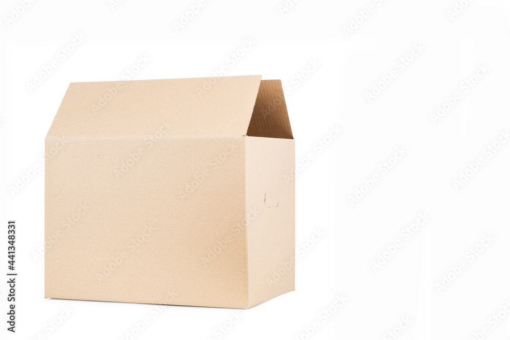 Caja de cartón para embalaje y entrega sobre un fondo blanco liso y aislado. Vista de frente. Copy space