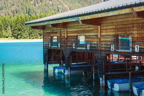 Bootshaus- Bootsverleih am See- im Hintergrund türkisfarbenes Wasser