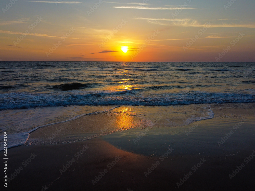 Obraz premium The sun rises over the ocean at Daytona Beach, Florida