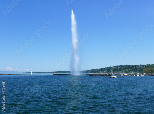 vista dello scenico getto di acqua nel lago di Ginevra in Svizzera photo