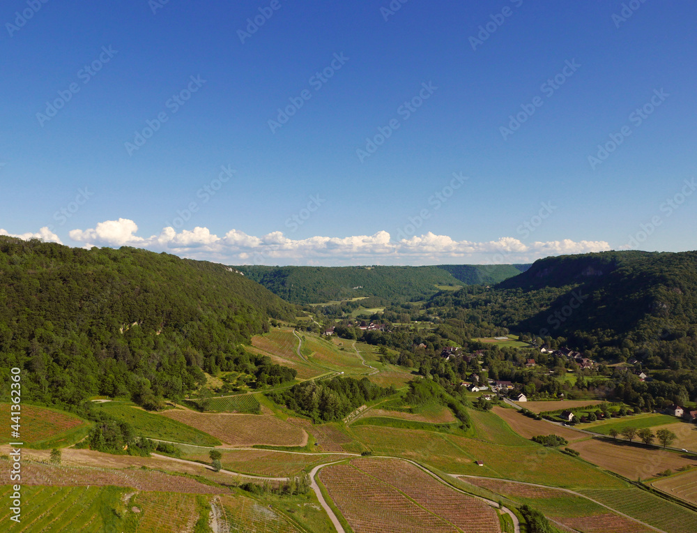 idilliaco e rigoglioso panorama verde nella regione francese del Jura