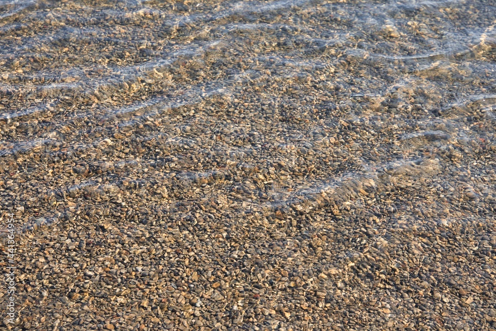クリアな海面と砂利背景 クリアな海面と砂利背景