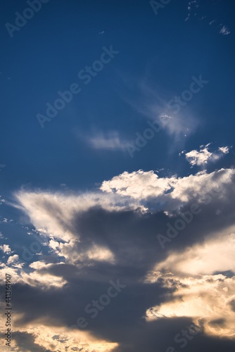 朝焼けの空と照らされる雲 © K-76