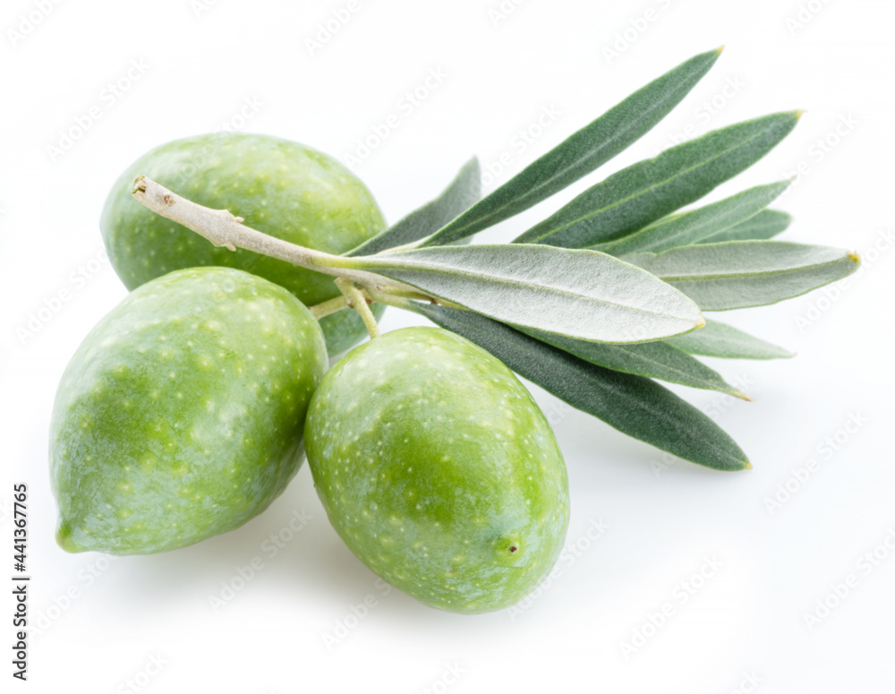 Obraz premium Green natural olives with leaves isolated on a white background.