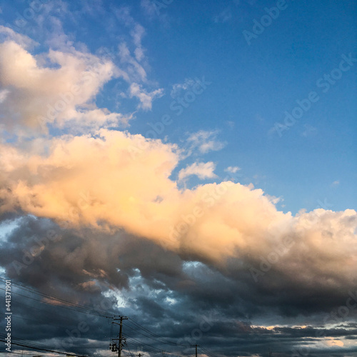 夕暮れの空 夕日に染まる雲 © romi