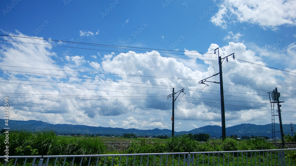 Fototapeta premium 初夏の青空と線路