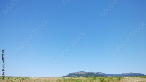 土手から見る雲一つ無い青空