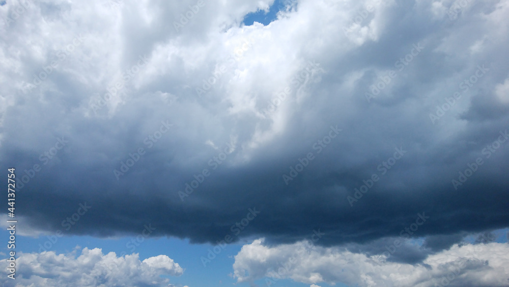 Obraz premium 初夏の雨雲