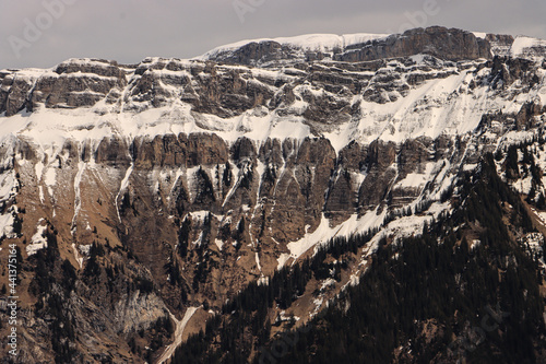 Imposante Felswand über dem Brienzersee; Rote Flue und Winteregg vom Harder aus gesehen photo