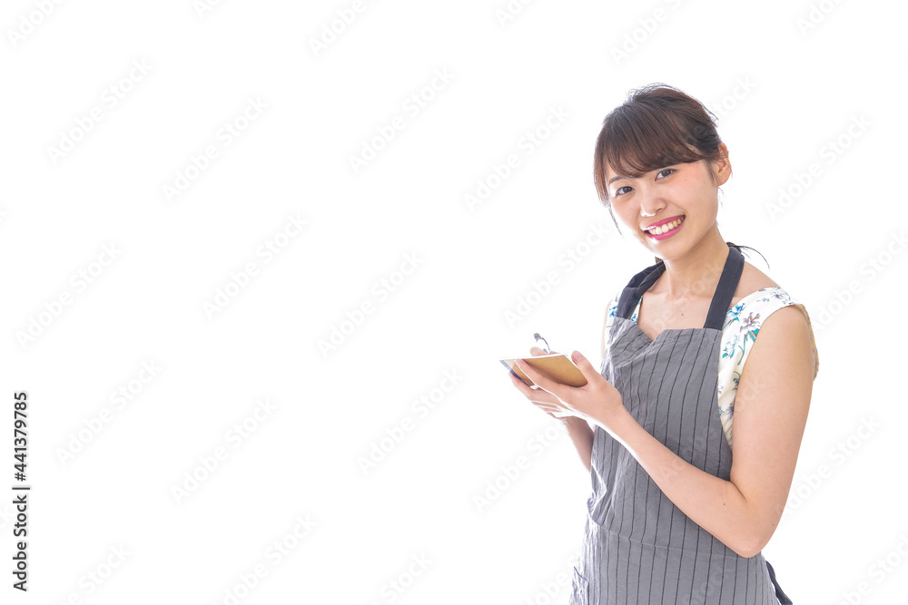 笑顔で腕を組む若いビジネスウーマン