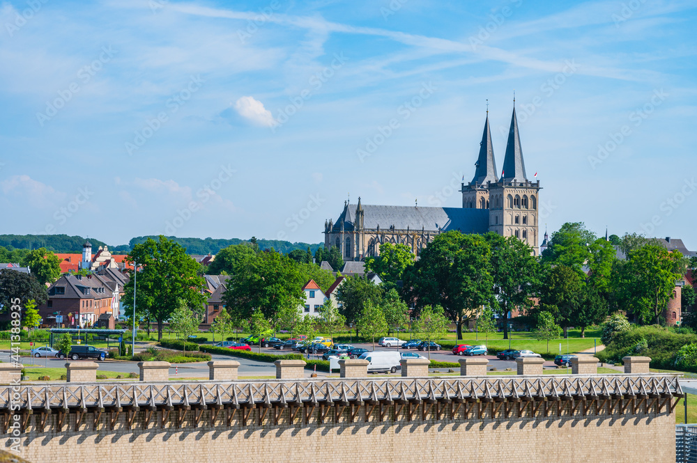 Stadtansicht von Xanten am Niederrhein mit Dom und Karthaus