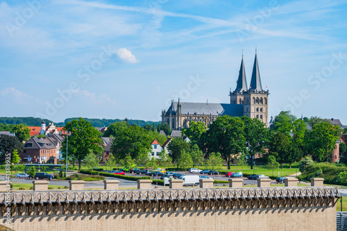 Obraz na płótnie Stadtansicht von Xanten am Niederrhein mit Dom und Karthaus w salonie
