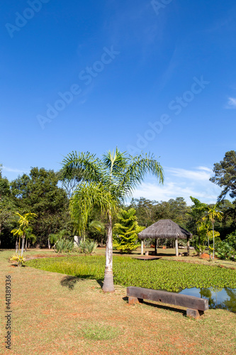 Wallpaper Mural Cabana próxima ao lago com coqueiro Torontodigital.ca