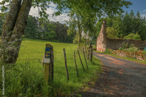 Sur les chemins de Compostelle, la voie de Rocamadour, entre les départements de la Creuse et de la Corrèze.
