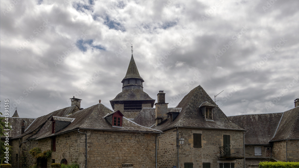 Fototapeta premium Sur les chemins de Compostelle, la voie de Rocamadour, entre les départements de la Creuse et de la Corrèze.